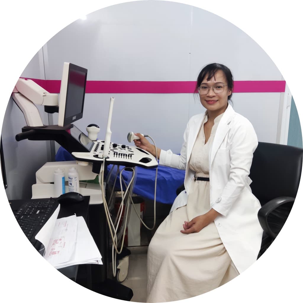 BS. Phương Thảo siêu âm tại phòng khám